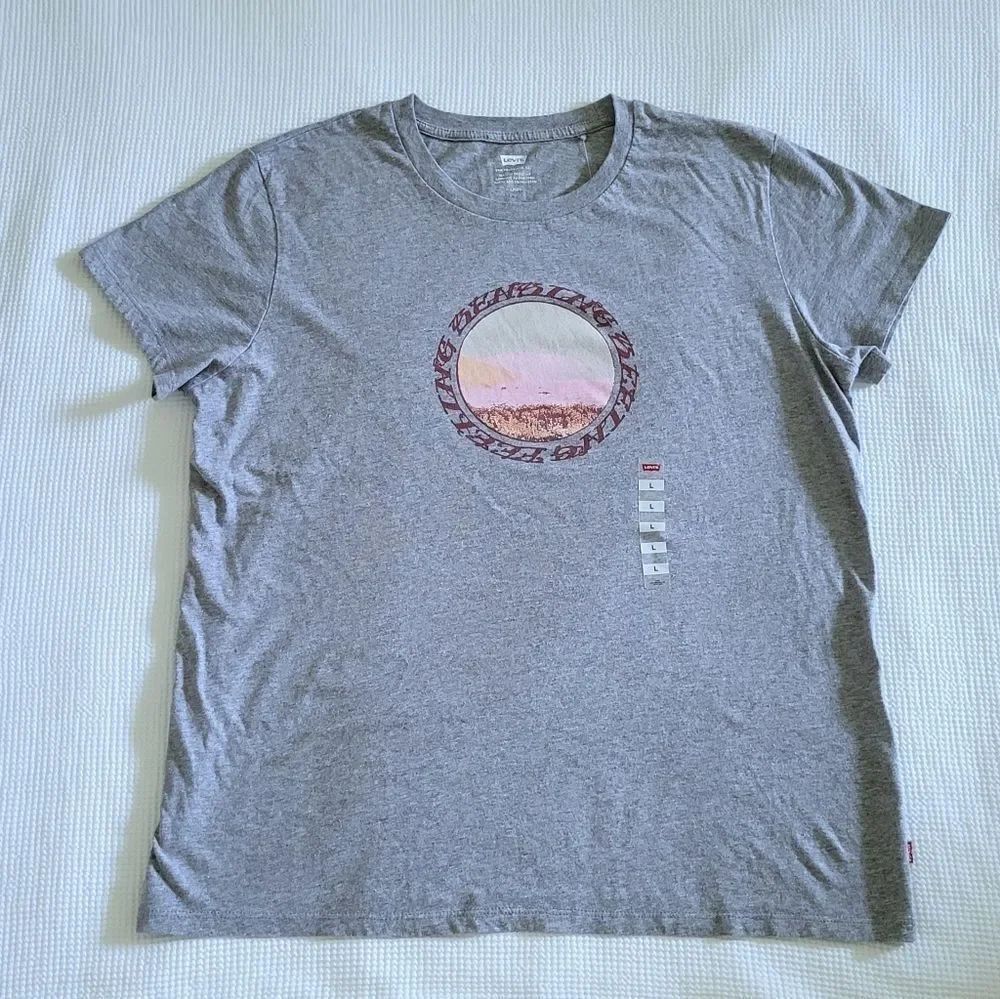 Levi's Heather Grey "Feeling Sensing Seeing" Graphic Tee👕 - NWT